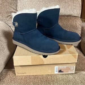 Women’s Koolaburra navy boots
